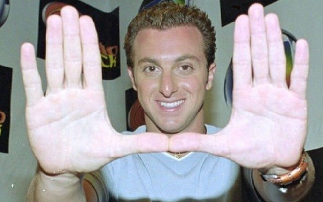 Luciano Huck em 2000, em seu primeiro ano na Globo; apresentador foi disputado pelo SBT - Fotos Divulgação