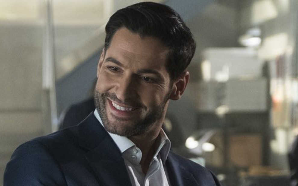 Tom Ellis na quarta temporada de Lucifer; o personagem da série da Netflix é inofensivo e gente boa - Imagens: Divulgação/Netflix