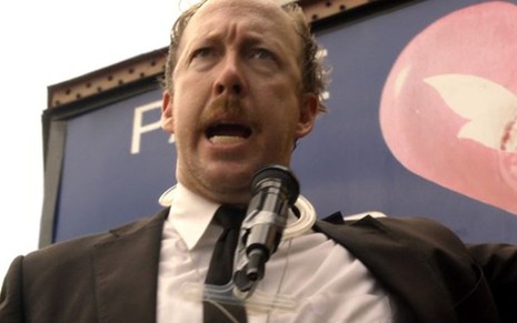 O ator Evan Arnold interpreta um pastor pentecostal caricato na primeira temporada de Lucifer - Imagens: Reprodução/Fox