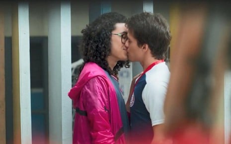 Michael (Pedro Vinícius) e Santiago (Giovanni Dopico) protagonizaram o primeiro beijo entre rapazes de Malhação - REPRODUÇÃO/GLOBO
