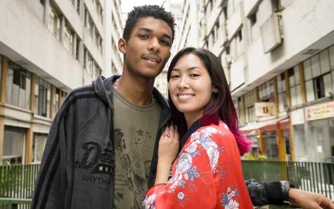 Anderson (Juan Paiva) e Tina (Ana Hikari) sofrem com amor alvo de preconceito em Malhação - Maurício Fidalgo/TV Globo