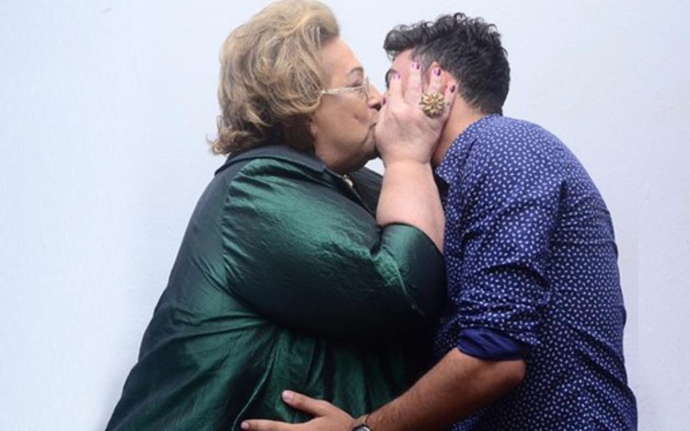 Mamma Bruschetta aos beijos com seu affair na festa de lançamento de uma linha de cosméticos - TAINÁ ODILON/NOTÍCIAS DA TV