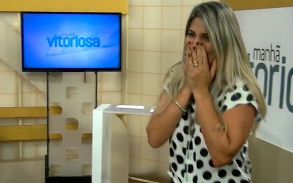 Gabriela Ceschim derrubou mesa de merchandising ao vivo durante revista eletrônica matinal - REPRODUÇÃO/SBT