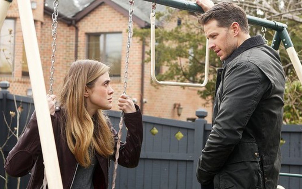 Os atores Melissa Roxburgh e Josh Dallas em Manifest, a série sensação da fall season de 2018 - Divulgação/NBC