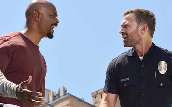 Os atores Damon Wayans e Seann William Scott em imagem da terceira temporada de Máquina Mortífera - Divulgação/Fox