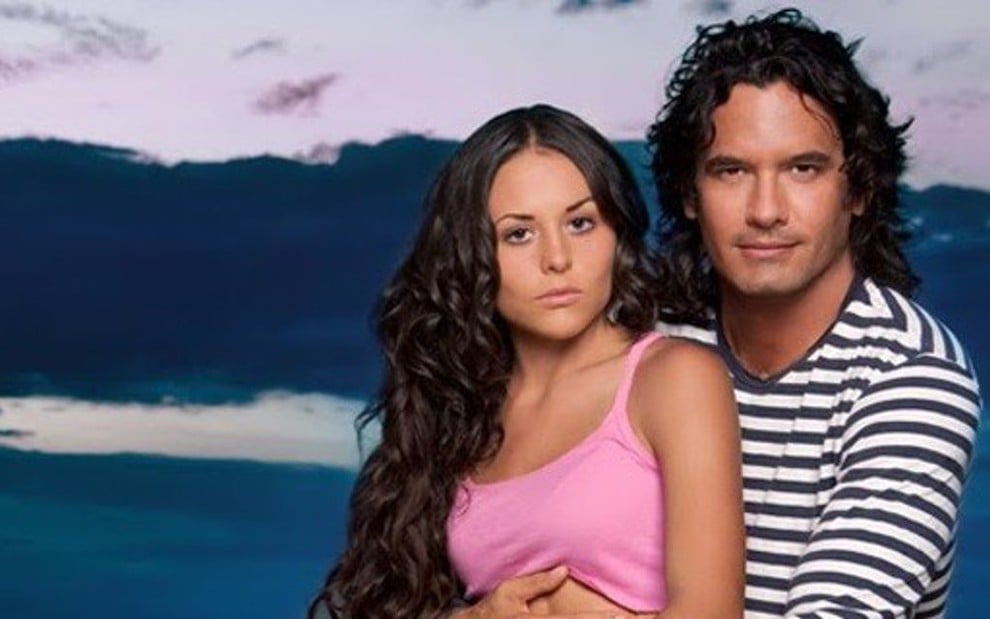 Os atores Zuria Vega e Mario Cimarro em foto promocional da novela mexicana Mar de Amor - Divulgação/Televisa
