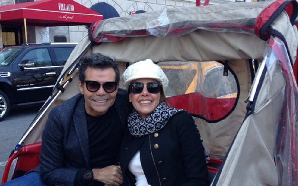Marcio Moraes com a namorada e sócia, Flavia Bravo, em passeio de charrete em Nova York - Fotos Acervo Pessoal