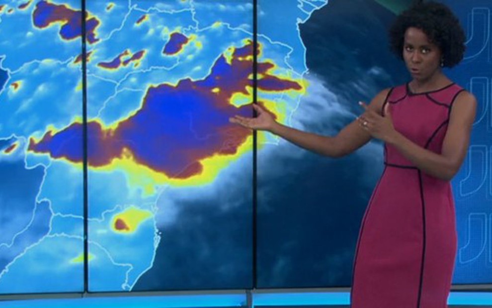Maria Júlia Coutinho durante apresentação do mapa do tempo no JN de ontem (23) - Reprodução/TV Globo