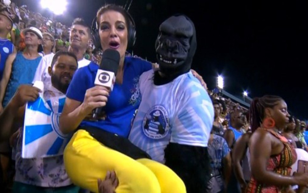 A repórter Mariana Gross no colo de um 'gorila' durante transmissão do Carnaval no Rio - Fotos: Reprodução/TV Globo