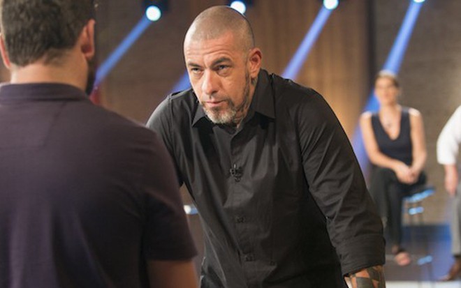 O chef Henrique Fogaça encara participante da nova temporada de MasterChef, da Band - Carlos Reinis/Band