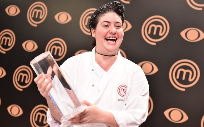 Izabel comemora a vitória na final do MasterChef, reality show da Band - Divulgação/Band