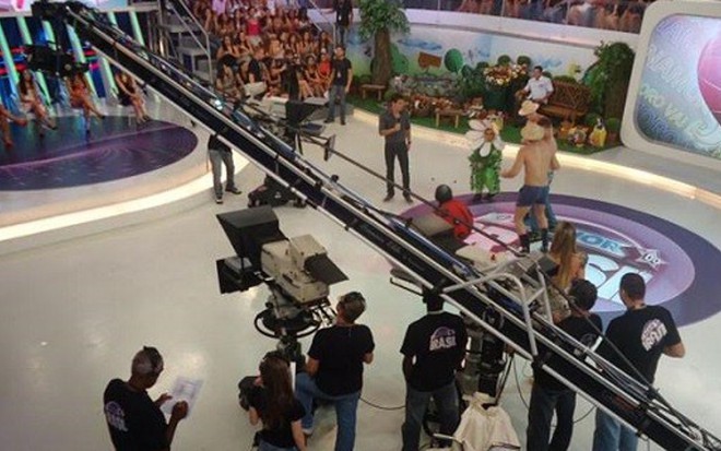 Funcionários trabalham em gravações de programa apresentado por Rodrigo Faro na Record - Reprodução/TV Record