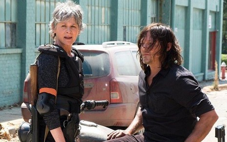 Os atores Melissa McBride e Norman Reedus em cena da oitava temporada de Walking Dead - Divulgação/AMC