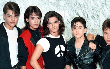 Formação do grupo Menudo nos anos 1980, com Ricky Martin (primeiro à esq.) - Divulgação