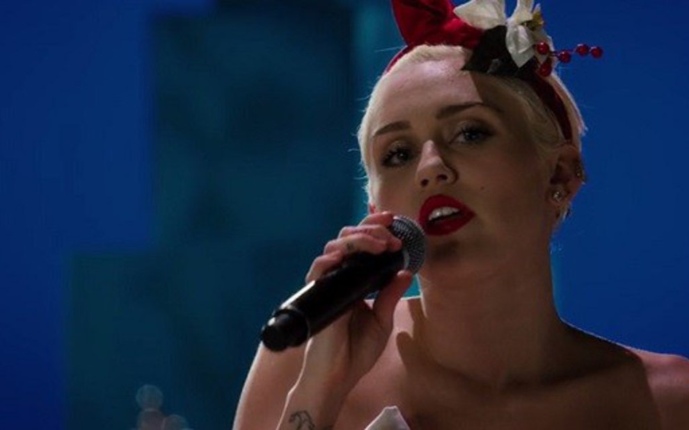 Miley Cyrus canta em especial de Natal da Netflix; ela comprou casa em Malibu, EUA - Reprodução/Netflix