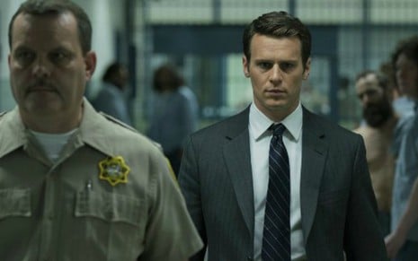 Jonathan Groff (de gravata) em cena de Mindhunter: policial 'caça' mentes de criminosos - Fotos Patrick Harbron/Netflix