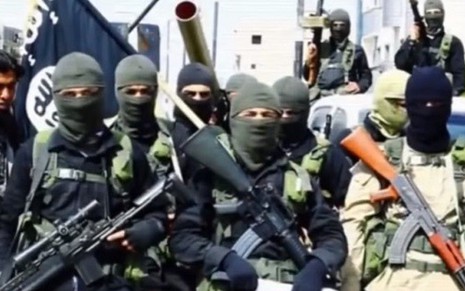 Miltantes do Estado Islâmico em reportagem da CNN; grupo inspira minissérie - Reprodução/CNN