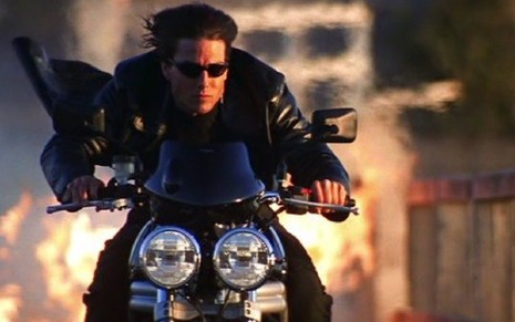 O ator Tom Cruise em uma das cenas icônicas do filme Missão Impossível 2, às 13h no Space - Paramount Pictures/Divulgação