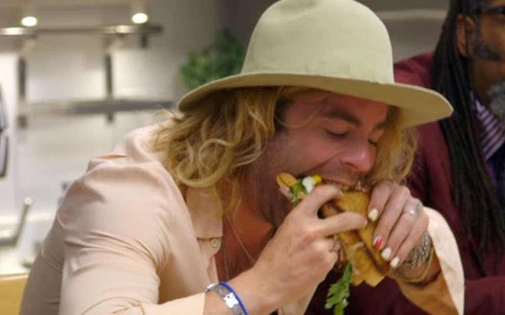 O rapper Mod Sun come um sanduíche preparado com maconha no reality Cozinhando em 4:20 - FOTOS: REPRODUÇÃO/NETFLIX