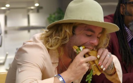 O rapper Mod Sun come um sanduíche preparado com maconha no reality Cozinhando em 4:20 - FOTOS: REPRODUÇÃO/NETFLIX