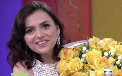 Monica Iozzi com flores que ganhou de Boninho, diretor-geral do Vídeo Show, na edição de ontem (2) - Reprodução/TV Globo