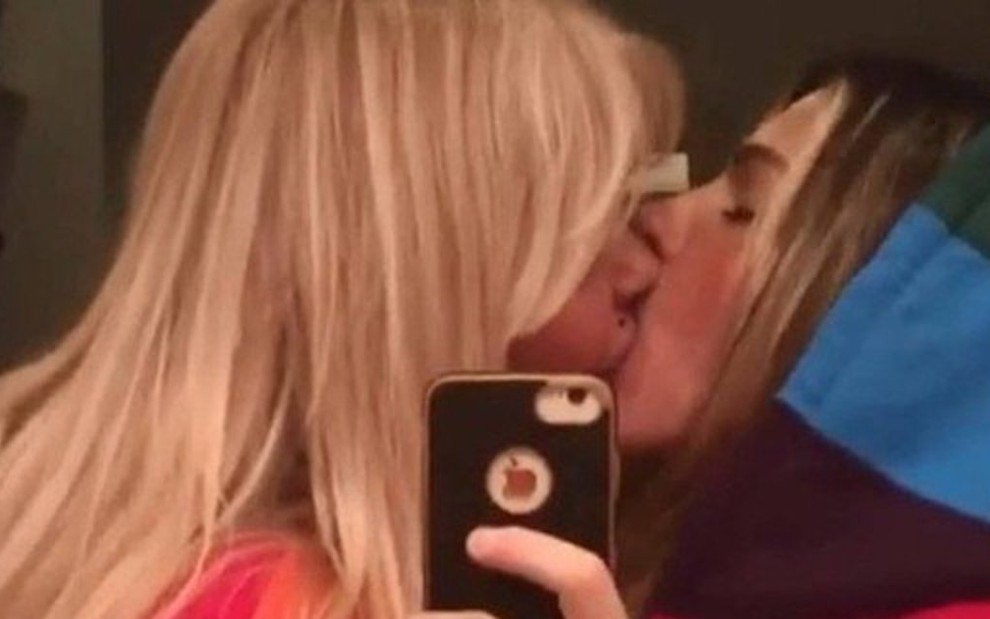 A apresentadora Monique Evans beija a mulher, Cacá Werneck, em vídeo postado em rede social  - Fotos: Reprodução/Instagram