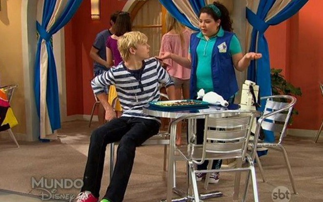 Os atores Ross Lynch e Raini Rodriguez na série Austin & Ally, atração do Mundo Disney  - Reprodução/SBT