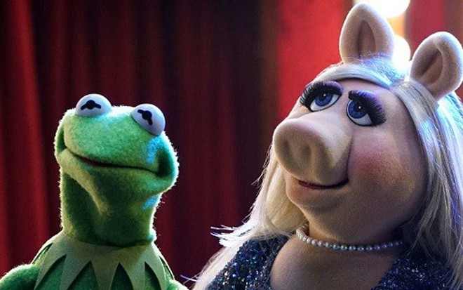 Os personagens Caco e Miss Piggy no primeiro episódio de Os Muppets, nova série do Sony - 