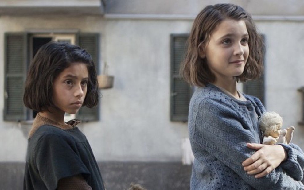 As atrizes mirins Ludovica Nasti e Elisa del Genio em imagem do primeiro episódio de My Brilliant Friend - Imagens: Divulgação/HBO