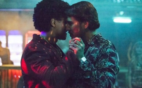 Pacho Herrera (Alberto Ammann, à dir.) dança tango com parceiro gay em cena de Narcos - Fotos de Juan Pablo Gutierrez/Netflix