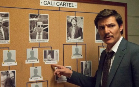 O agente Peña (Pedro Pascal) mostra hierarquia do Cartel de Cali em Narcos - Divulgação/Netflix