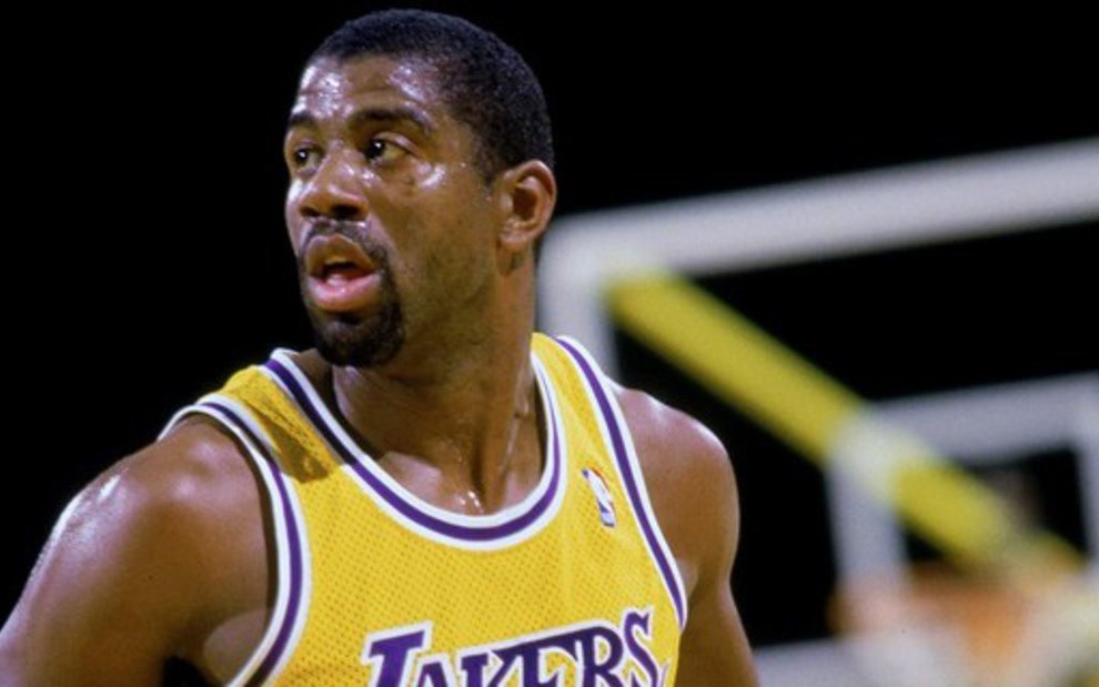 O armador Earvin 'Magic' Johnson durante jogo do Los Angeles Lakers na NBA dos anos 1980 - Divulgação/NBA