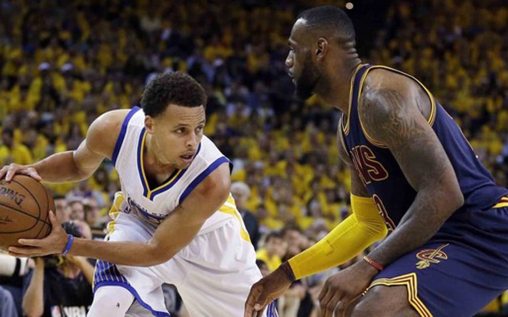 Os jogadores Stephen Curry (à esq.) e LeBron James durante confronto nas Finais da NBA do ano passado - Divulgação/NBA