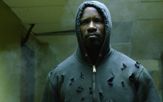 O ator Mike Colter em Luke Cage; super-herói negro da Marvel é à prova de bala - Divulgação/Netflix