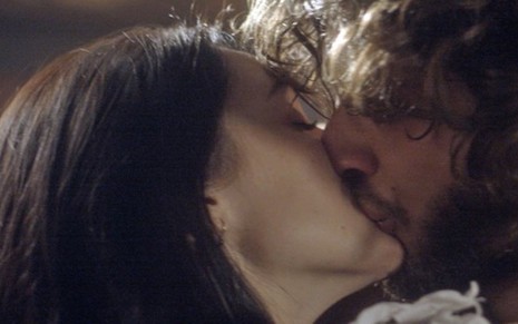 Anna (Isabelle Drummond) e Joaquim (Chay Suede) se beijarão no capítulo desta terça (4) - Reprodução/TV Globo