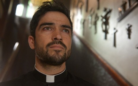 O ator Alfonso Herrera na segunda temporada de Exorcista; ele entra para o elenco de A Rainha do Sul - Divulgação/Fox