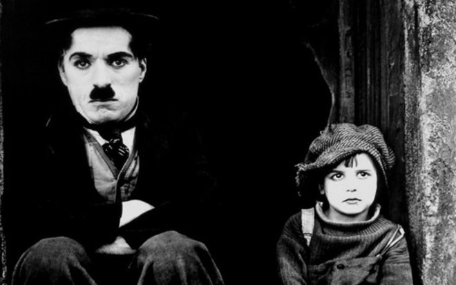 Charlie Chaplin e Jackie Coogan em cena de O Garoto (1921), abordado na série - Divulgação