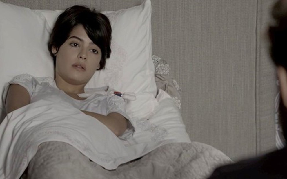 Adriana (Julia Dalavia) vai desprezar pretendente que quer doar rim para ela na trama - Fotos: Reprodução/TV Globo