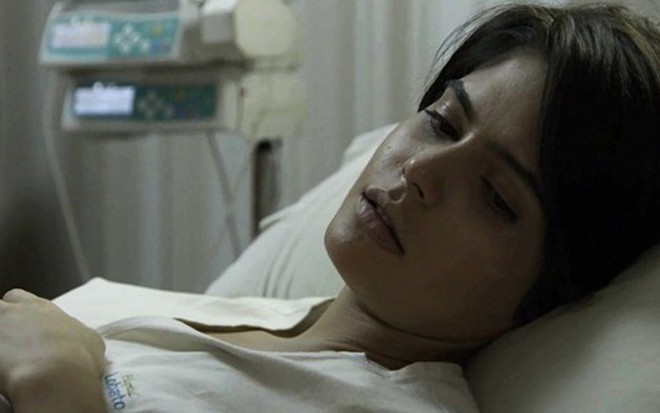 Adriana (Julia Dalavia) em cena da novela; médico dirá que ela tem no máximo um mês de vida - Reprodução/TV Globo