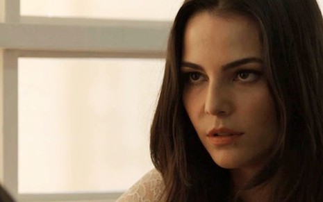 Aura (Tainá Müller) levantará a possibilidade de ser irmã da mocinha na novela das nove - Reprodução/TV Globo