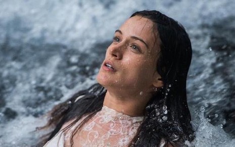 Clara (Bianca Bin) durante cena em cachoeira do Jalapão na primeira fase da novela das nove - Raquel Cunha/TV Globo 