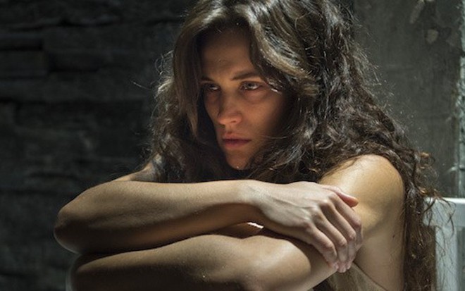 Clara (Bianca Bin) terá de fazer acordo com ex-sogra para tirar avô da cadeia na novela - Raquel Cunha/TV Globo