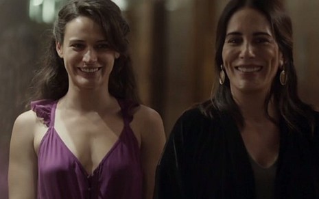 Clara (Bianca Bin) com Elizabeth (Gloria Pires) em cena de O Outro Lado do Paraíso - Reprodução/TV Globo