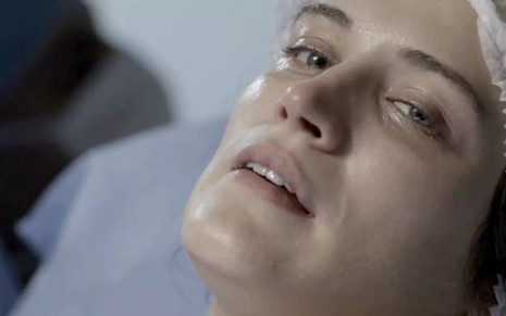 Clara (Bianca Bin) agoniza no hospital em cena da novela: sofrimento com dias contados - Fotos: Reprodução/TV Globo