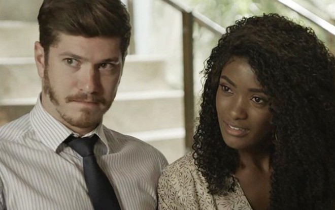 Bruno (Caio Paduan) levará Raquel (Erika Januza) para um almoço em família na novela das nove - Fotos: Reprodução/TV Globo