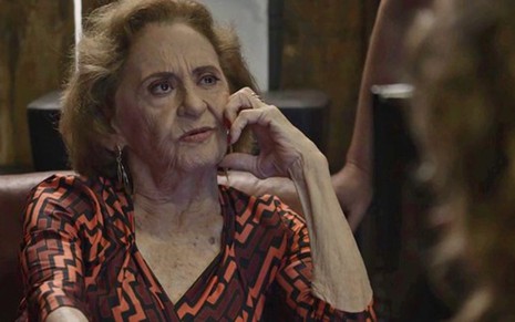 Caetana (Laura Cardoso) vai prever que segurança dará fora em prostituta na novela - Fotos: Reprodução/TV Globo