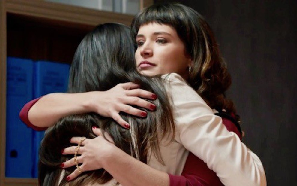 Clara (Bianca Bin) e Aura (Tainá Müller) em cena; médica golpista vai se dar mal na trama - Reprodução/TV Globo