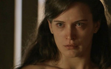 Clara (Bianca Bin) em cena da novela; personagem colocará ex-cunhada em lista de vingança - Reprodução/TV Globo