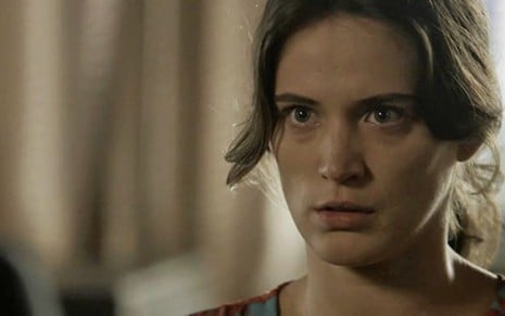 Clara (Bianca Bin) em cena; mocinha levará tapas e quase será estuprada pelo ex-marido - Reprodução/TV Globo