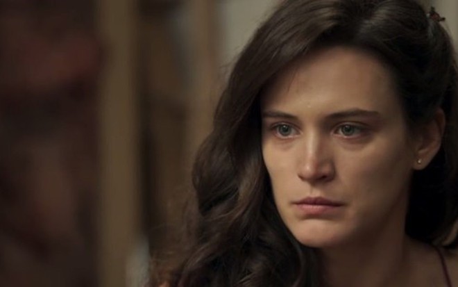 Clara (Bianca Bin) vai dar um chega para lá no médico que ajudou a interná-la na trama  - Reprodução/TV Globo